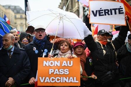世界最速ペースで感染者数増加が起きているフランス　ノーマスクで１０万５２００人がワクチンパスに抗議デモ