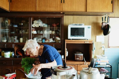 97歳、看護師を続けながら一人暮らし。食べること、歩くことが大切と実感