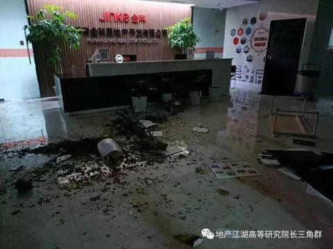 【画像・動画】中国、大手不動産デベロッパーがゲートや受付を破壊されるデモ