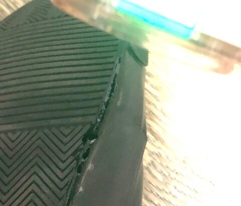 【画像】ワイ手取り19万の社畜、穴の開いた革靴をセメダインで修理中